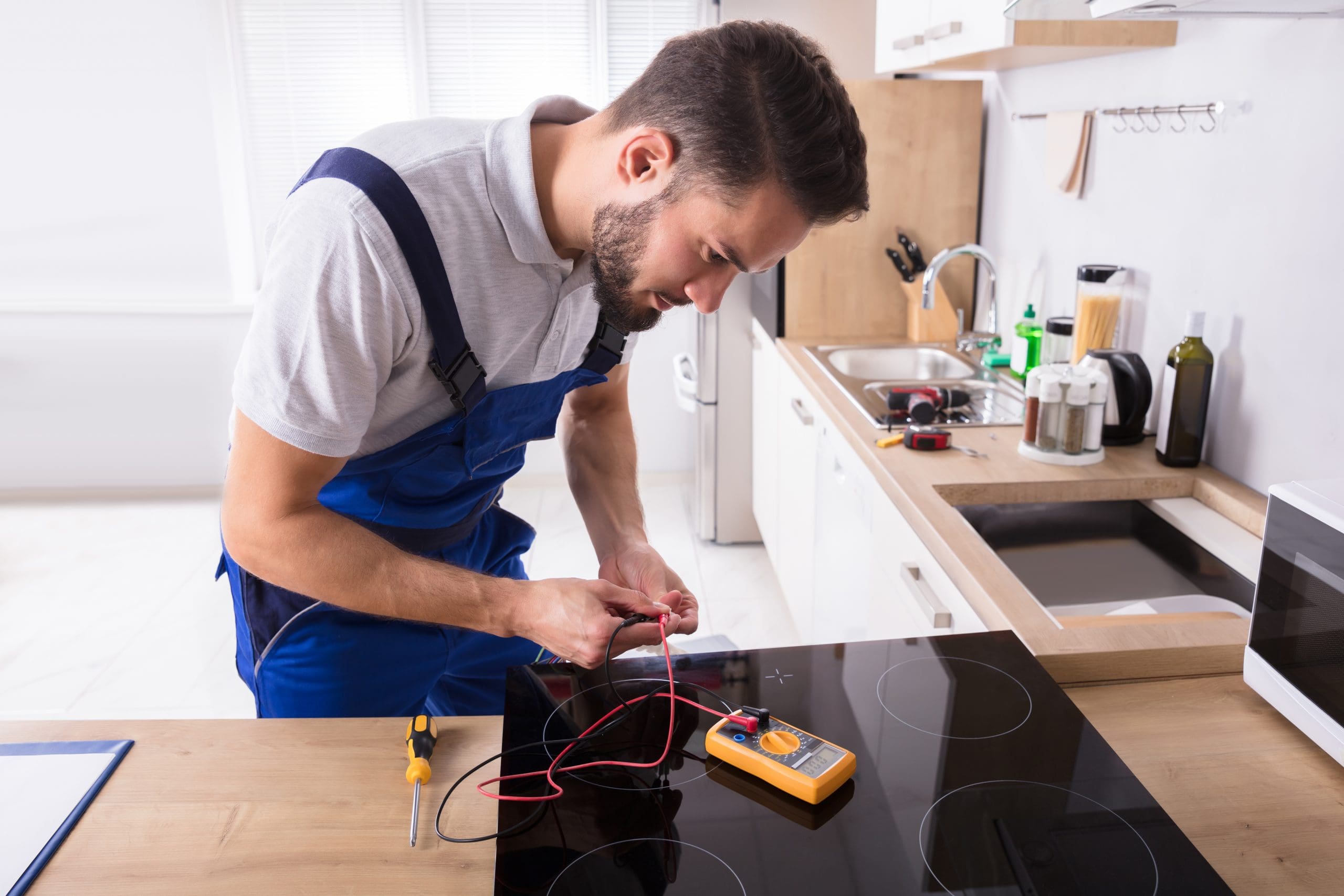 Técnico Trabajando con Vitrocerámicas Otsein